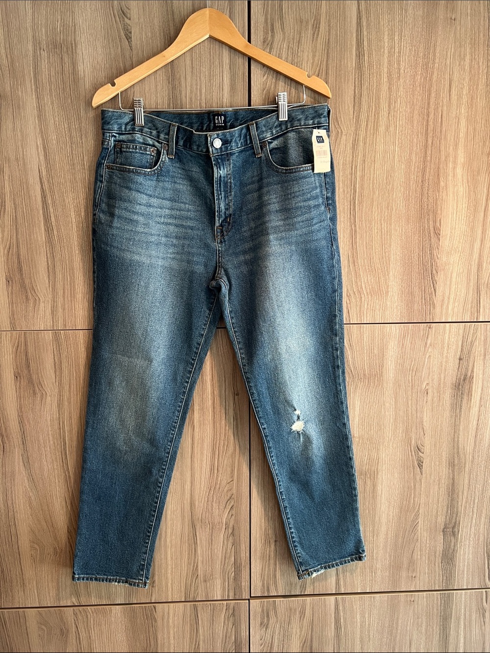 NWT size 30 Regular Gap Women’s Mid Blue Slim Straight Jeans with Distress